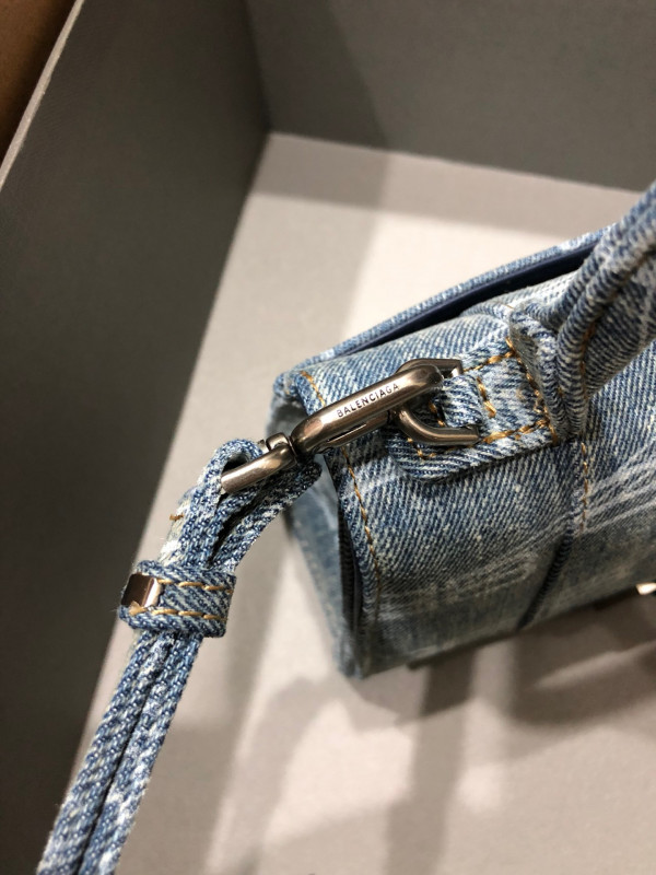 Ba*len*cia*ga hourglass