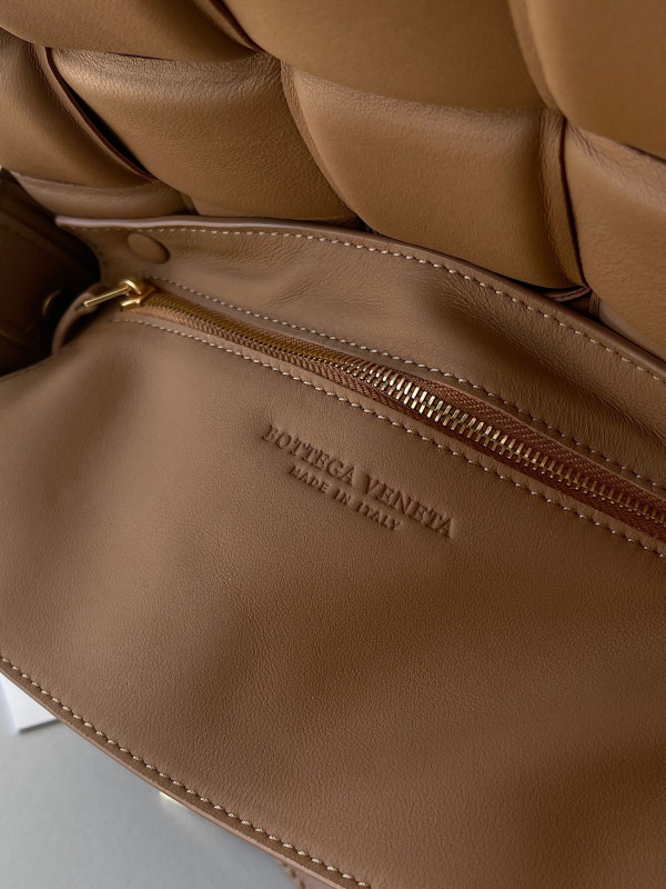 bo*te*ga Ve*ne*ta cassette