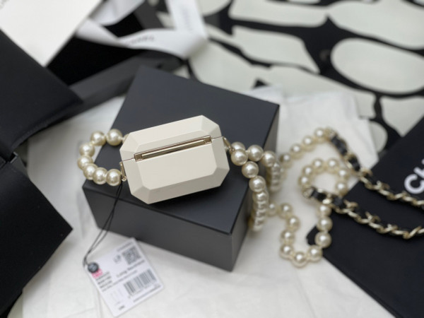 CL AIRPODS CASE PRO NECKLACE