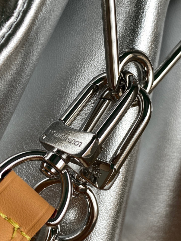 l0*is V*t0n coussin pm