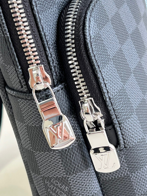 l0*is V*t0n avenue slingbag