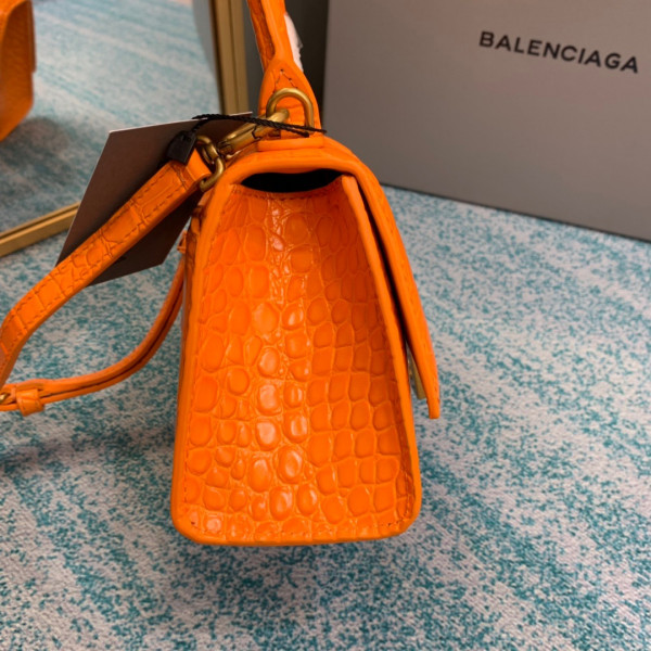 Ba*len*cia*ga hourglass