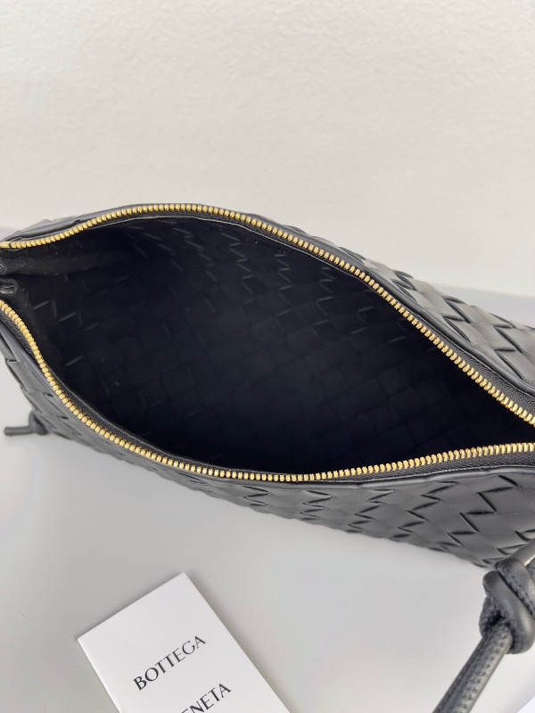 bo*te*ga Ve*ne*ta pouch on strap