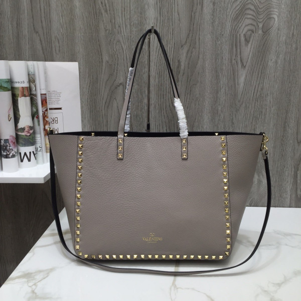 VALENTINO MEDIUM GRAIN CALFSKIN LEATHER ROCKSTUD BAG