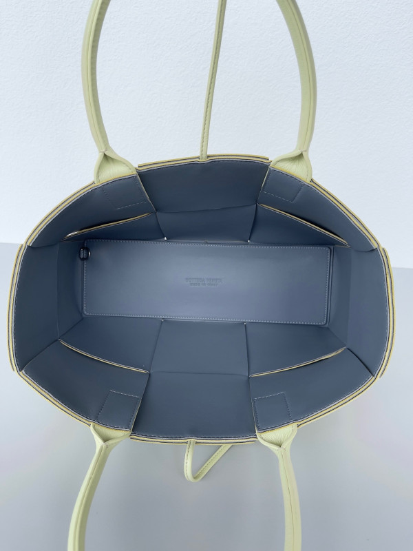 bo*te*ga Ve*ne*ta small arco tote bag