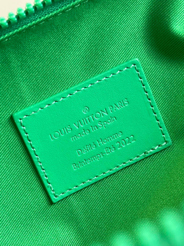 l0*is V*t0n handle soft trunk