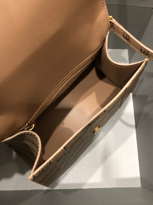 Ba*len*cia*ga hourglass