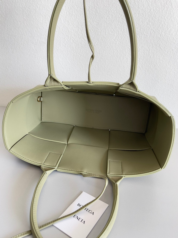 bo*te*ga Ve*ne*ta small arco tote bag