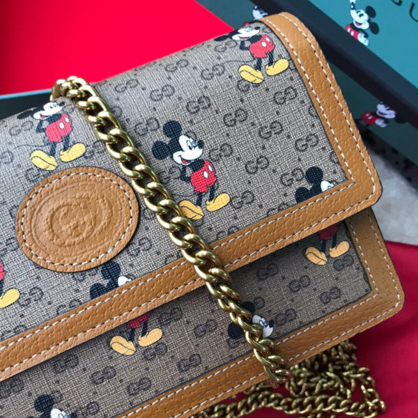 disney x G*u*i gg chain wallet