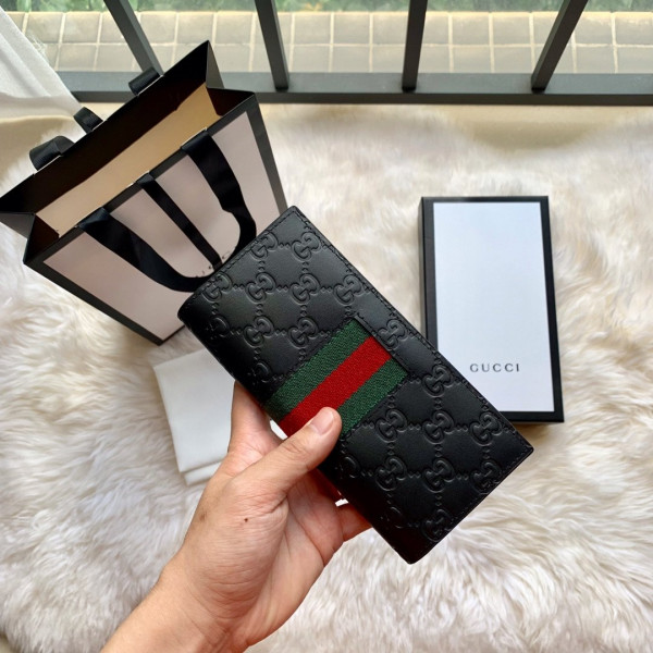 G*u*i long wallet