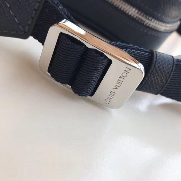 l0*is V*t0n outdoor messenger pm