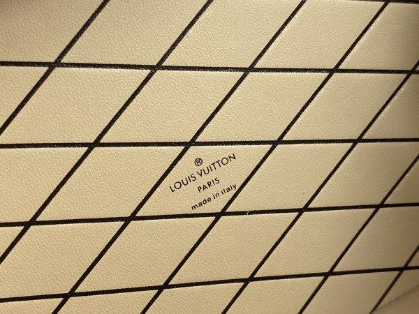 l0*is V*t0n petite malle