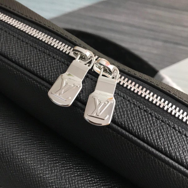 l0*is V*t0n outdoor messenger