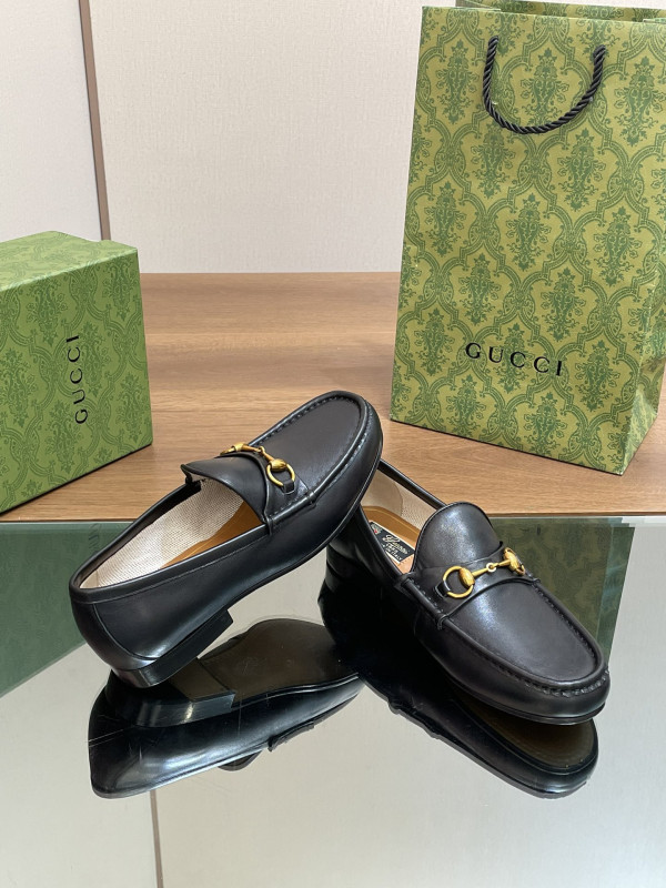 G*u*i men loafer