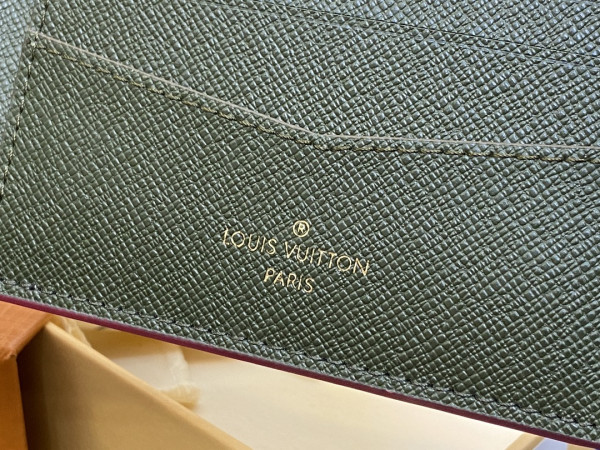 l0*is V*t0n slender wallet-11*8.5*2cm