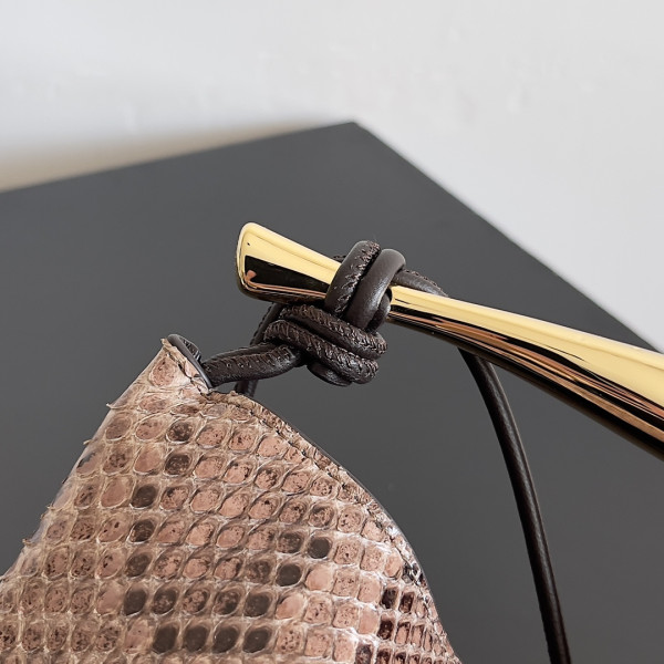 bo*te*ga Ve*ne*ta baby sardine