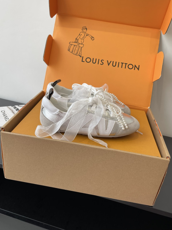 l0*is V*t0n sneakerina