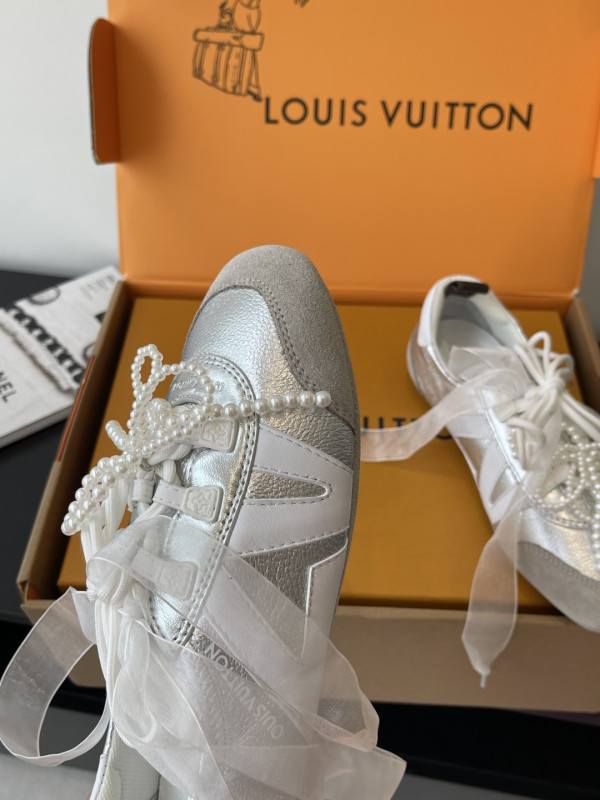 l0*is V*t0n sneakerina